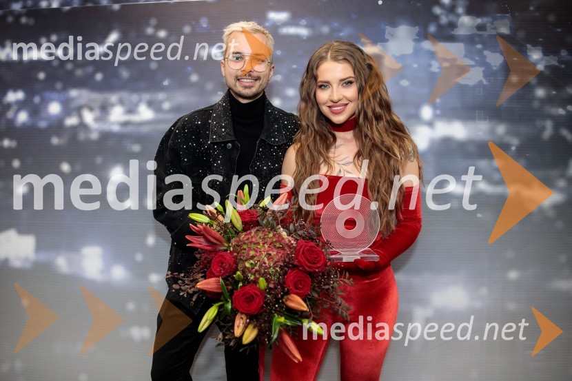  David Hojnik, modni oblikovalec DH fashion;  Maja Keuc, pevka, AmayaSlovenska popevka 2022 je skladba Nove slike Mie Guček