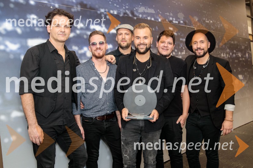  Jan Baruca- Yan Baray;  Marko Hrvatin, kitarist;  Simon Markežič;  Tomaž Boškin, glasbenik;  Marko Toskan, Gedore;  Mitja Bobič, glasbenikSlovenska popevka 2022 je skladba Nove slike Mie Guček