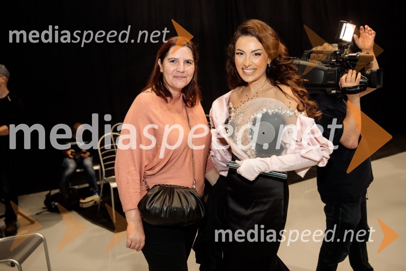  Teja Pelko, novinarka, Svet24;  Mia Guček, pevkaSlovenska popevka 2022 je skladba Nove slike Mie Guček