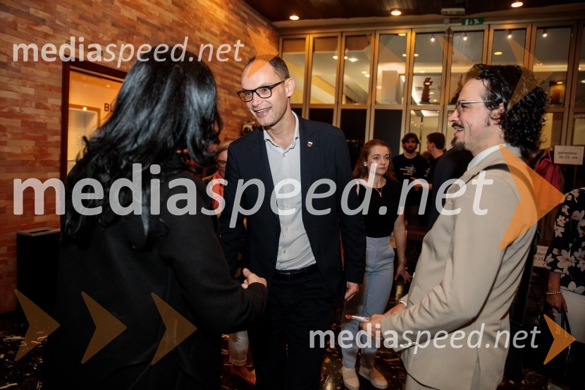  Alenka Gotar, operna pevka;  Anže Logar, poslanec SDS, predsednik Ljubljanskega odbora SDS, kandidat na predsedniških volitvah 2022;  Anže Šuštar, glasbenik25. festival slovenskega filma, zaključek festivala v Portorožu