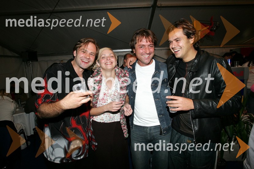 Jure Ivanušič, igralec in glasbenik, Mojca Simonič, gledališka igralka, ... in Andraž Hribar, pevecRadio center, koncert  2004