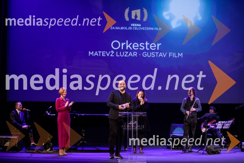 dr. Asta Vrečko, ministrica za kulturo;  Matevž Luzar, režiser;  ... ;  ... 25. festival slovenskega filma, zaključek festivala v Portorožu