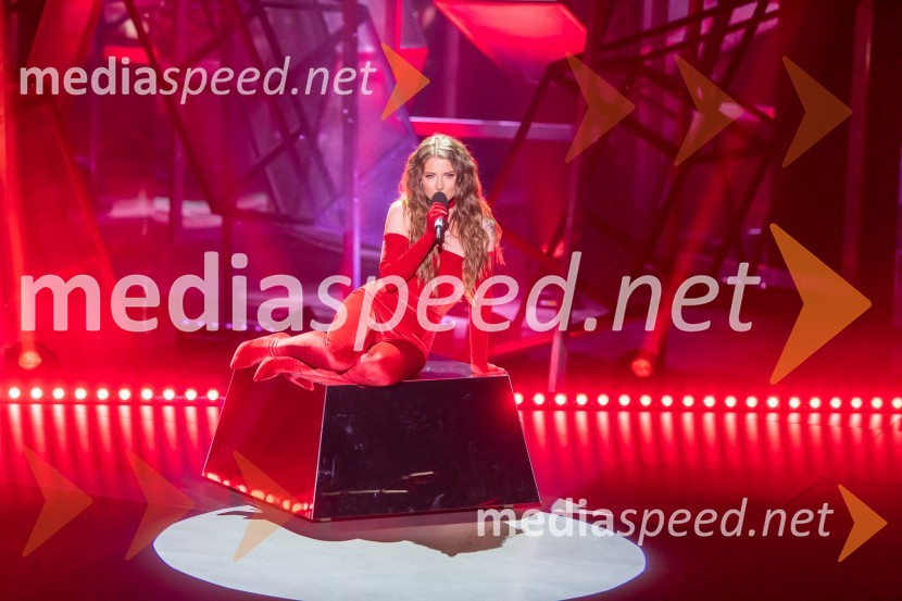  Maja Keuc, pevka, AmayaSlovenska popevka 2022 je skladba Nove slike Mie Guček