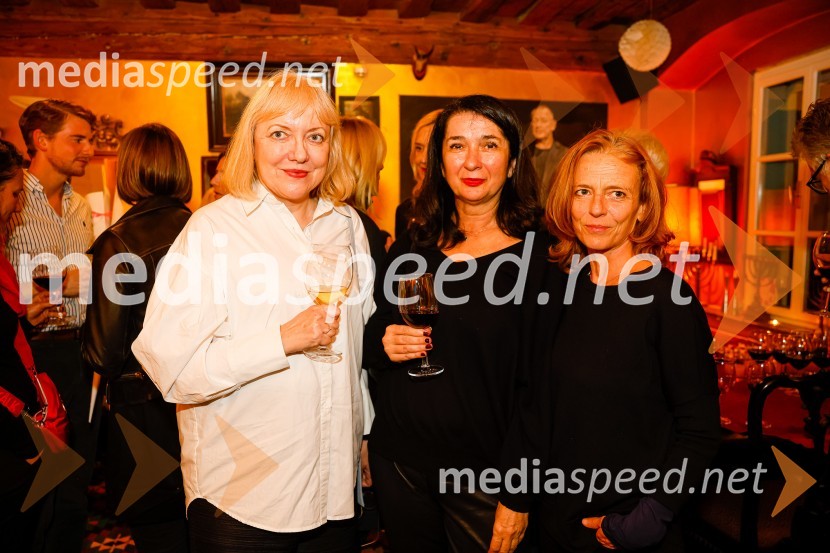 dr. Renata Salecl, filozofinja;  Zdenka Badovinac, direktorica Moderne galerije in Muzeja za sodobno umetnost Metelkova;  ... Amsterdam, premiera v Mini teatru