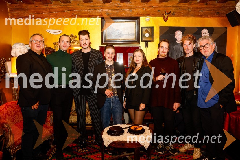  Robert Waltl, direktor, Mini teater;  Luka Bokšan, igralec;  Claudi Sovre, vizualni umetnik;  Timotej Novaković, igralec;  Nika Korenjak, igralka;  Aljoša Živadinov Zupančič, režiser;  Borut Doljšak, igralec;  ... Amsterdam, premiera v Mini teatru