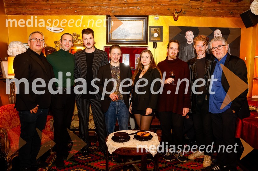  Robert Waltl, direktor, Mini teater;  Luka Bokšan, igralec;  Claudi Sovre, vizualni umetnik;  Timotej Novaković, igralec;  Nika Korenjak, igralka;  Aljoša Živadinov Zupančič, režiser;  Borut Doljšak, igralec;  ... Amsterdam, premiera v Mini teatru