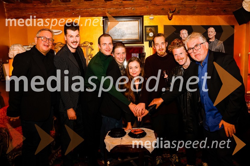  Robert Waltl, direktor, Mini teater;  Claudi Sovre, vizualni umetnik;  Luka Bokšan, igralec;  Timotej Novaković, igralec;  Nika Korenjak, igralka;  Aljoša Živadinov Zupančič, režiser;  Borut Doljšak, igralec;  ... Amsterdam, premiera v Mini teatru