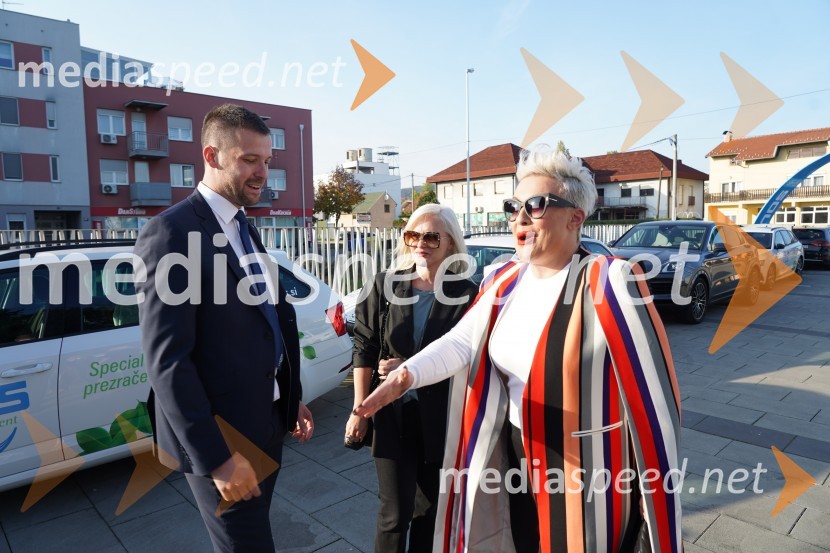  Domen Gjuras, vodja PE Maribor, Lunos;  ... ;  Indira Vladić Mujkić, pevkaLunos, otvoritev novega salona v Zagrebu