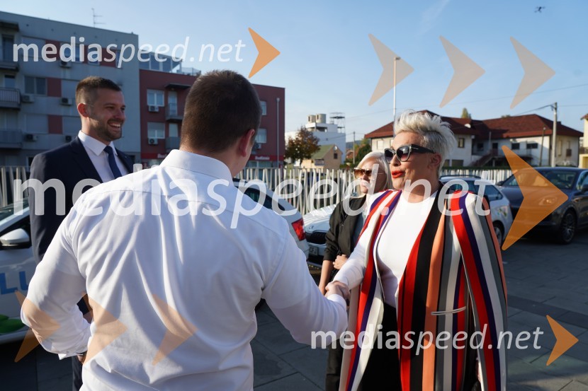  Domen Gjuras, vodja PE Maribor, Lunos;  ... ;  ... ;  Indira Vladić Mujkić, pevkaLunos, otvoritev novega salona v Zagrebu