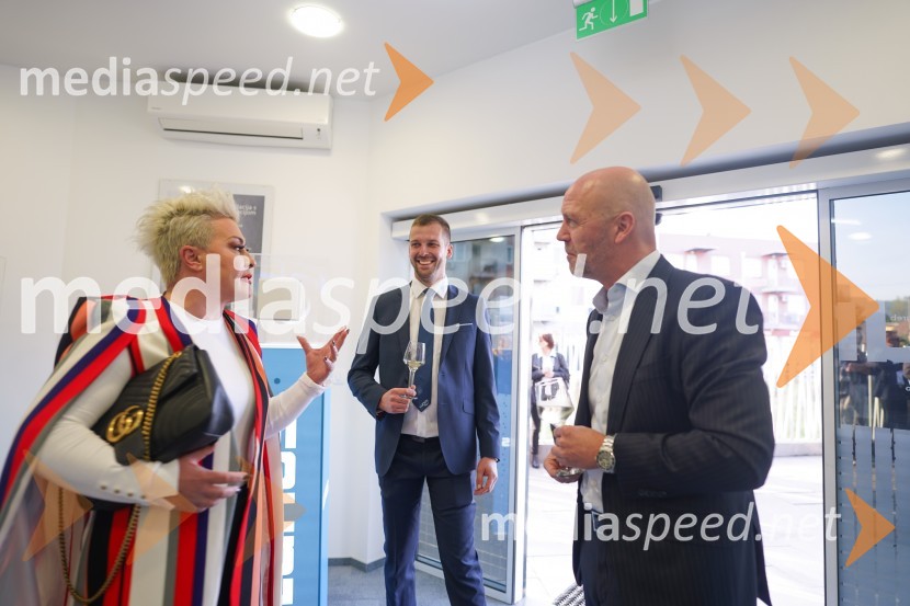  Indira Vladić Mujkić, pevka;  Domen Gjuras, vodja PE Maribor, Lunos;  Andreas Lehmann, direktor Lunos GmbH BerlinLunos, otvoritev novega salona v Zagrebu