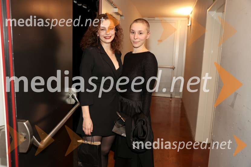  Maruša Mali, scenografinja;  Nataša Keser, igralkaŽene v testu, premiera