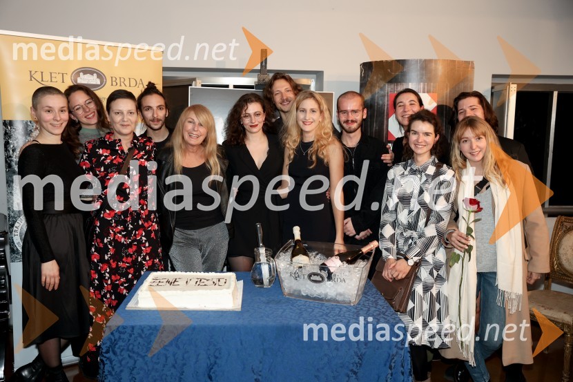  Nataša Keser, igralka;  ... ;  Barbara  Žefran, igralka;  Bor Ravbar, oblikovalec svetlobe;  Zvezdana  Mlakar, igralka;  Maruša Mali, scenografinja;  Gašper Lovrec, igralec;  Ivana Percan Kodarin, igralka;  Matej Kastelic, učitelj petja;  Iva Štefanija Slosar, dramaturginja;  ... ;  Nik Žnidaršič, igralec;  Melani PopitŽene v testu, premiera