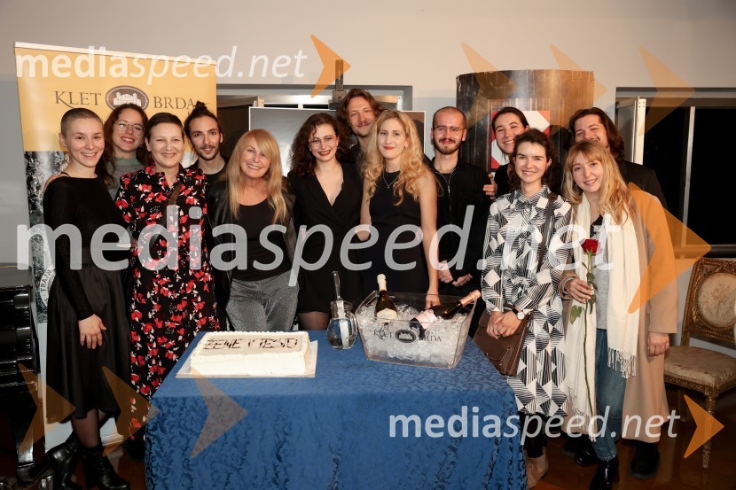  Nataša Keser, igralka;  ... ;  Barbara  Žefran, igralka;  Bor Ravbar, oblikovalec svetlobe;  Zvezdana  Mlakar, igralka;  Maruša Mali, scenografinja;  Gašper Lovrec, igralec;  Ivana Percan Kodarin, igralka;  Matej Kastelic, učitelj petja;  Iva Štefanija Slosar, dramaturginja;  ... ;  Melani Popit;  Nik Žnidaršič, igralecŽene v testu, premiera