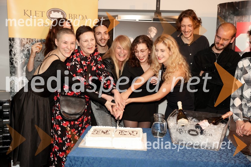  Nataša Keser, igralka;  Barbara  Žefran, igralka;  Bor Ravbar, oblikovalec svetlobe;  Zvezdana  Mlakar, igralka;  Maruša Mali, scenografinja;  Ivana Percan Kodarin, igralka;  Gašper Lovrec, igralec;  Matej Kastelic, učitelj petjaŽene v testu, premiera