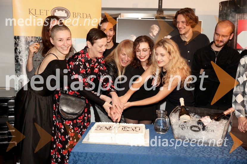  Nataša Keser, igralka;  Barbara  Žefran, igralka;  Bor Ravbar, oblikovalec svetlobe;  Zvezdana  Mlakar, igralka;  Maruša Mali, scenografinja;  Ivana Percan Kodarin, igralka;  Gašper Lovrec, igralec;  Matej Kastelic, učitelj petjaŽene v testu, premiera