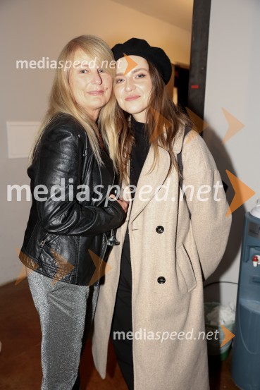  Zvezdana  Mlakar, igralka;  Maja Keuc, pevka, AmayaŽene v testu, premiera