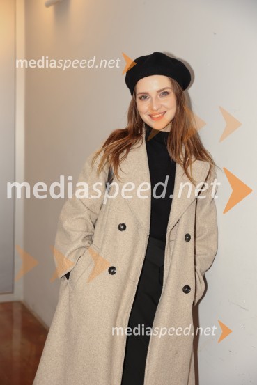  Maja Keuc, pevka, AmayaŽene v testu, premiera