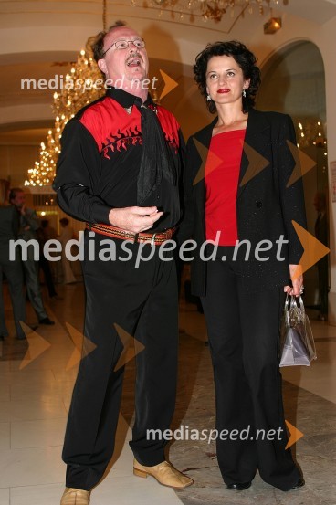 Tomaž Domicelj, pevec, s spremljevalkoFestival narečne popevke 2004