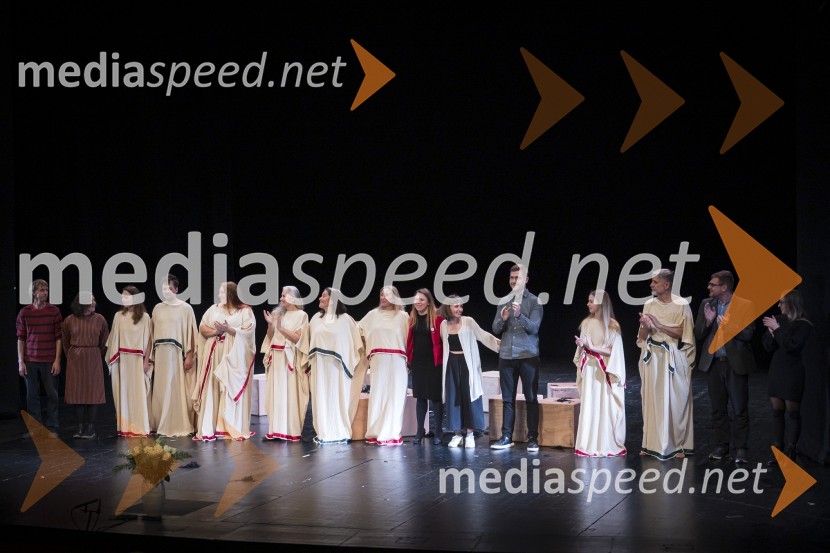  Aleš Zorec, igralec;  ... ;  Arna  Hadžialjević, igralka;  Andrej Zalesjak, igralec;  Ana Facchini, igralka;  Dušanka Ristić, igralka;  Marjuta  Slamič, igralka;  Helena Peršuh, igralka;  Mateja Kokol, režiserka;  Larisa Javernik, dramaturginja;  Matic Kašnik, scenograf;  Lara Fortuna, igralka;  Radoš Bolčina, igralec;  Darjan Domadenik, oblikovalec svetlobe;  Anja Pišot, lektorica SNG Nova GoricaNeustrašne, premiera v SNG Nova Gorica