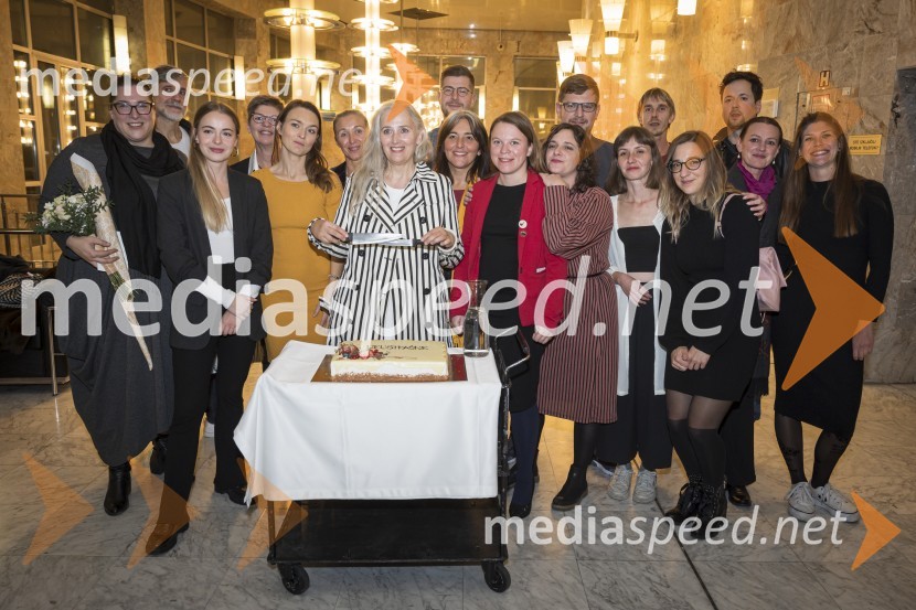  Ana Facchini, igralka;  Radoš Bolčina, igralec;  Lara Fortuna, igralka;  Mirjam Drnovšček, direktorica, SNG Nova Gorica;  Arna  Hadžialjević, igralka;  Helena Peršuh, igralka;  Dušanka Ristić, igralka;  Matic Kašnik, scenograf;  Marjuta  Slamič, igralka;  Mateja Kokol, režiserka;  ... ;  Darjan Domadenik, oblikovalec svetlobe;  Larisa Javernik, dramaturginja;  Aleš Zorec, igralec;  ... ;  Andrej Zalesjak, igralec;  ... ;  Anja Pišot, lektorica SNG Nova GoricaNeustrašne, premiera v SNG Nova Gorica