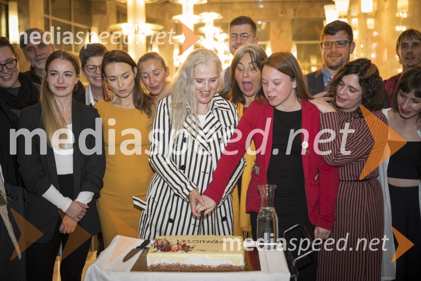  Ana Facchini, igralka;  Radoš Bolčina, igralec;  Lara Fortuna, igralka;  Mirjam Drnovšček, direktorica, SNG Nova Gorica;  Arna  Hadžialjević, igralka;  Helena Peršuh, igralka;  Dušanka Ristić, igralka;  Matic Kašnik, scenograf;  Marjuta  Slamič, igralka;  Mateja Kokol, režiserka;  Darjan Domadenik, oblikovalec svetlobe;  ... ;  Aleš Zorec, igralec;  Larisa Javernik, dramaturginjaNeustrašne, premiera v SNG Nova Gorica
