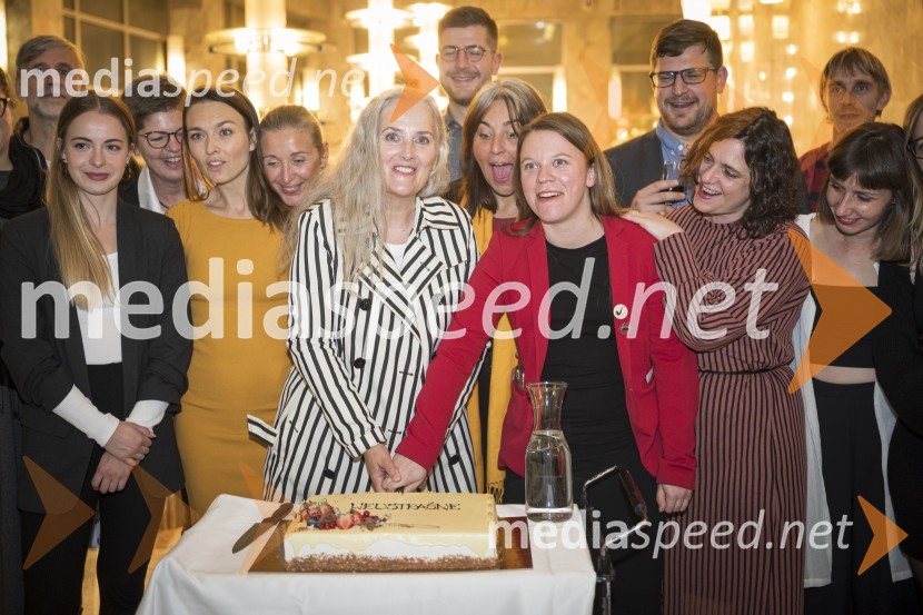  Radoš Bolčina, igralec;  Lara Fortuna, igralka;  Mirjam Drnovšček, direktorica, SNG Nova Gorica;  Arna  Hadžialjević, igralka;  Helena Peršuh, igralka;  Dušanka Ristić, igralka;  Matic Kašnik, scenograf;  Marjuta  Slamič, igralka;  Mateja Kokol, režiserka;  Darjan Domadenik, oblikovalec svetlobe;  ... ;  Aleš Zorec, igralec;  Larisa Javernik, dramaturginjaNeustrašne, premiera v SNG Nova Gorica