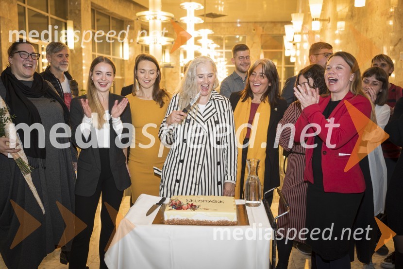  Ana Facchini, igralka;  Radoš Bolčina, igralec;  Lara Fortuna, igralka;  Arna  Hadžialjević, igralka;  Dušanka Ristić, igralka;  Matic Kašnik, scenograf;  Marjuta  Slamič, igralka;  ... ;  Darjan Domadenik, oblikovalec svetlobe;  Mateja Kokol, režiserka;  Larisa Javernik, dramaturginjaNeustrašne, premiera v SNG Nova Gorica