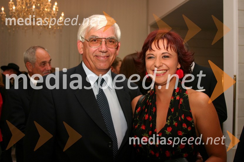 Aleks Štakul, nekdanji generalni direktor RTV Slovenija in Lara Jankovič, igralkaFestival narečne popevke 2004