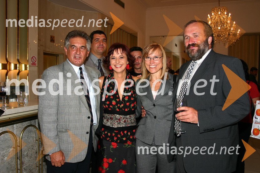 ..., Lara Jankovič, igralka, ... in Tone PetelinšekFestival narečne popevke 2004