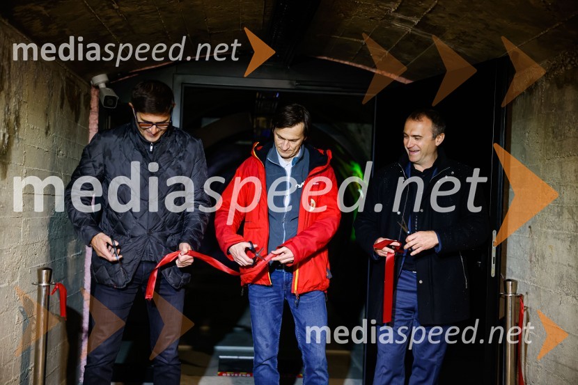  Matjaž Rakovec, župan Mestne občine Kranj;  Gregor Aljančič, Jamski laboratorij Tular;  Klemen Malovrh, direktor, Zavod za turizem KranjSOS Proteus - odprtje informacijskega centra za varstvo človeške ribice, Kranj