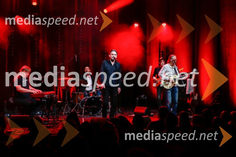  Mirko Vuksanovič, klaviature, vokal, skupina Avromobili;  David Morgan, bobnar, skupina Avtomobili;  Marko Vuksanović, pevec, skupina Avtomobili;  David Šuligoj, bas kitara, skupina Avtomobili;  Boštjan Andrejc – Bushy , kitara, skupina AvtomobiliAvtomobili, koncert ob 40-letnici