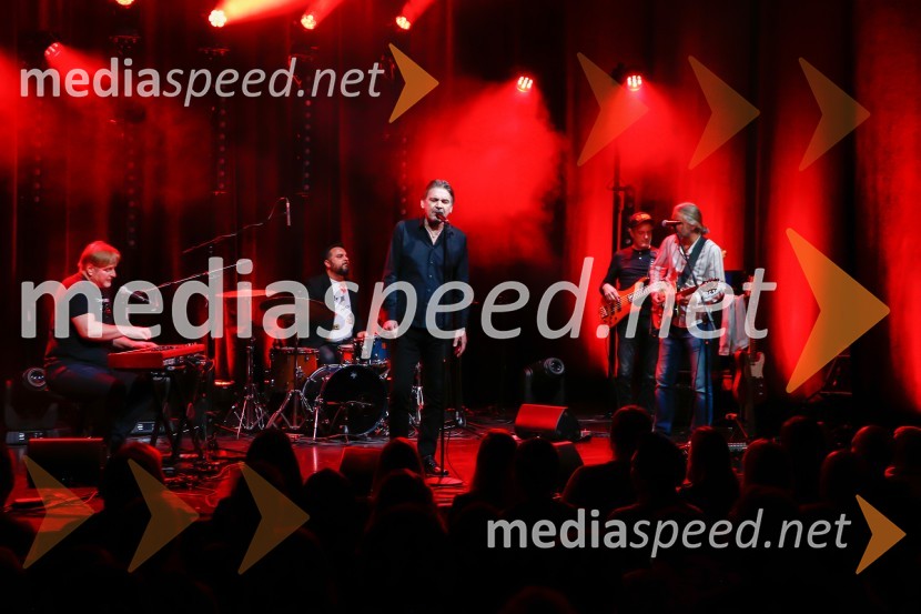  Mirko Vuksanovič, klaviature, vokal, skupina Avromobili;  David Morgan, bobnar, skupina Avtomobili;  Marko Vuksanović, pevec, skupina Avtomobili;  David Šuligoj, bas kitara, skupina Avtomobili;  Boštjan Andrejc – Bushy , kitara, skupina AvtomobiliAvtomobili, koncert ob 40-letnici