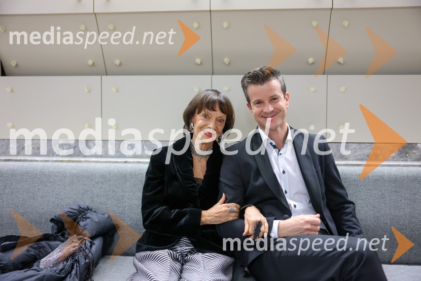 dr. Manca Košir, publicistka;  Boštjan Romih, televizijski in radijski voditeljOrkester Romanske Švice na odru Cankarjevega doma