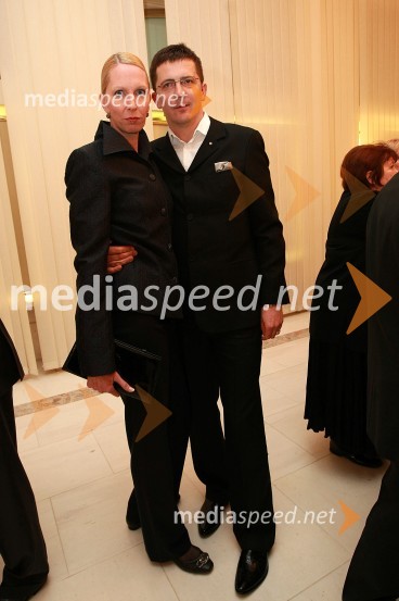 Božidar Novak, partner in svetovalec v komunikacijski skupini SPEM ter njegova soproga Barbara Novak, pomočnica ravnateljice OŠ Angela BesednjakaZlatorog, premiera opere