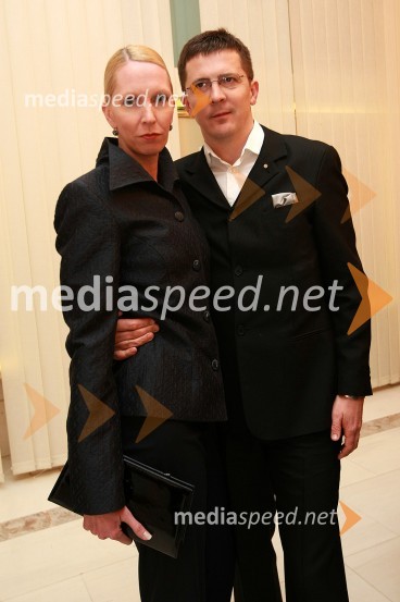 Božidar Novak, partner in svetovalec v komunikacijski skupini SPEM ter njegova soproga Barbara Novak, pomočnica ravnateljice OŠ Angela BesednjakaZlatorog, premiera opere