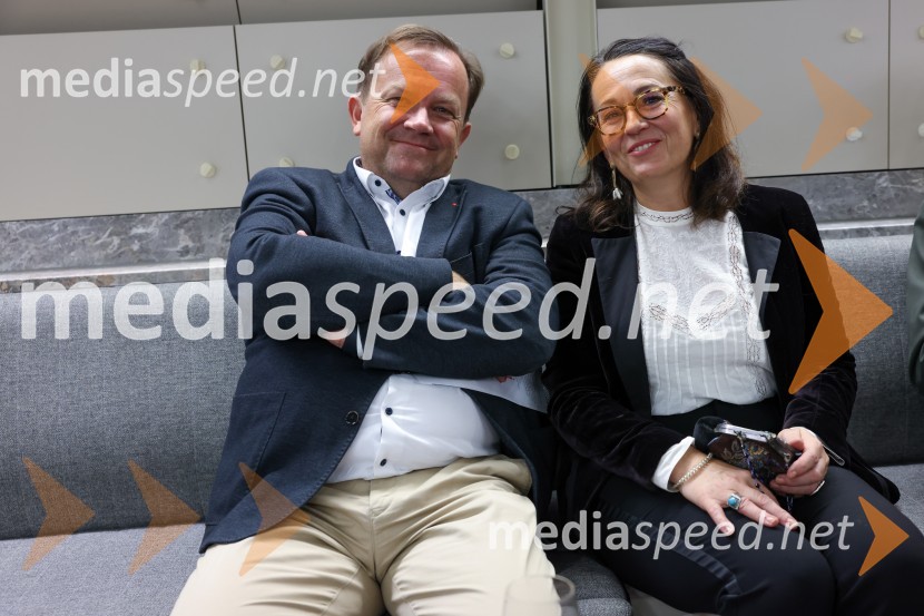 prof. Dejan Prešiček, direktor Konservatorija za glasbo in balet Ljubljana;  ... Orkester Romanske Švice na odru Cankarjevega doma