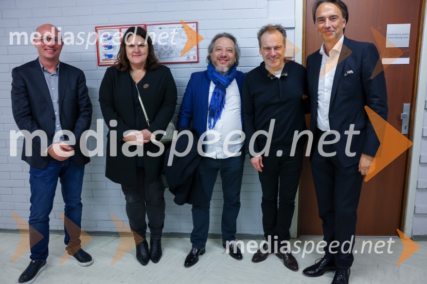  Igor Vićentić, oblikovalec glasbe;  Uršula Cetinski, generalna direktorica, Cankarjev dom;  George Pehlivanian, dirigent;  Jonathan Nott, dirigent;  Tomislav  Čizmić, predsednik uprave, Mercator d.d.Orkester Romanske Švice na odru Cankarjevega doma