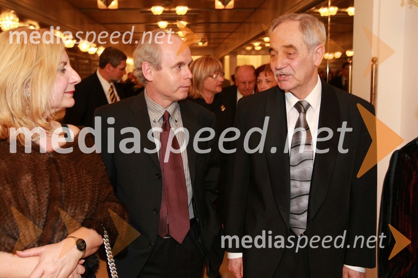 Milan Predan - Pipi, nekdanji direktor ČZP Večer in njegova žena Darka Zvonar Predan, ter Rudi Moge, nekdanji poslanec DZZlatorog, premiera opere