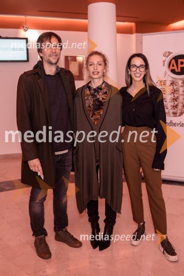  ... ;  Jelena Proković, kostumografinja, JSP;  Saša Dragaš, asistentka kostumografinjeNevidna ženska, premiera