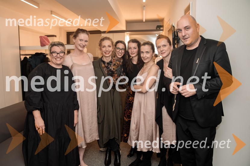  Ivana Djilas, režiserka;  Špela Frlic, igralka;  Jelena Proković, kostumografinja, JSP;  Saša Dragaš, asistentka kostumografinje;  Sara Slivnik, scenografinja;  Maja Kunšič, igralka;  Katja Povše, igralka;  Boštjan Gombač, glasbenikNevidna ženska, premiera