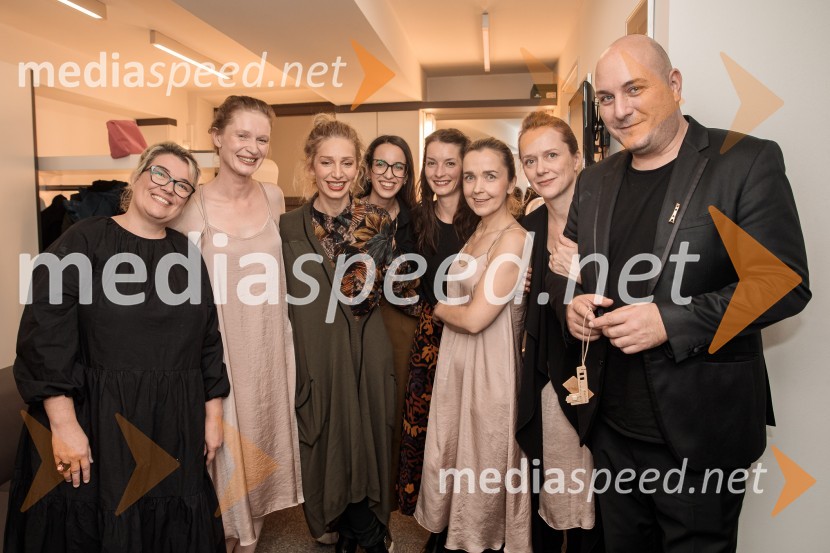  Ivana Djilas, režiserka;  Špela Frlic, igralka;  Jelena Proković, kostumografinja, JSP;  Saša Dragaš, asistentka kostumografinje;  Sara Slivnik, scenografinja;  Maja Kunšič, igralka;  Katja Povše, igralka;  Boštjan Gombač, glasbenikNevidna ženska, premiera