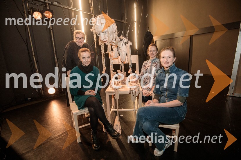  Ivana Djilas, režiserka;  Maja Kunšič, igralka;  Katja Povše, igralka;  Špela Frlic, igralkaNevidna ženska, premiera