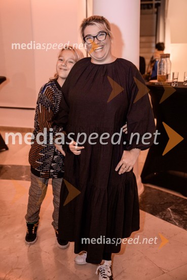  ... ;  Ivana Djilas, režiserkaNevidna ženska, premiera