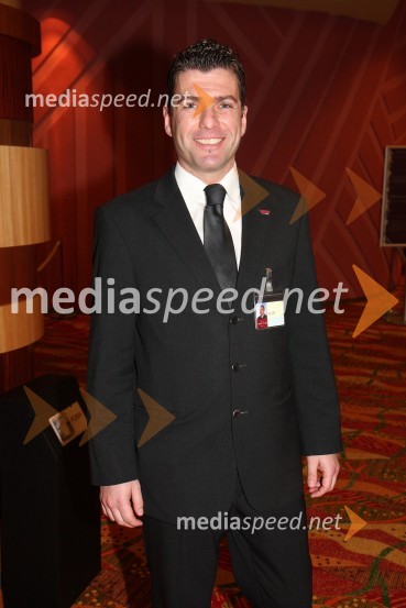 Peter, uslužbenec v MonduTereza Kesovija, koncert v Mondu