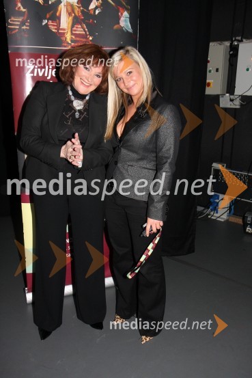 Tereza Kesovija, hrvaška pevka in Nika Marolt, organizatorka zabavnega programa v igralniško-zabaviščnem centru MondTereza Kesovija, koncert v Mondu