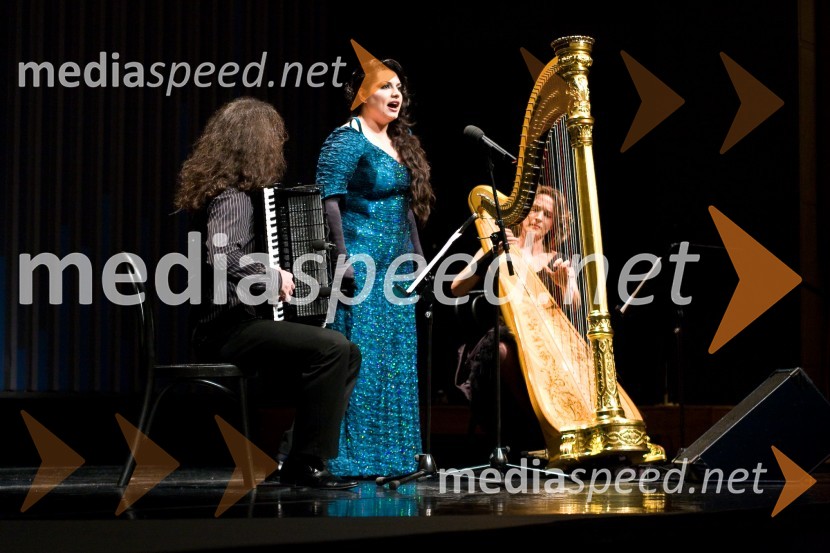 Marko Hatlak, harmonikaš, Irena Preda, sopranistka in Mojca Zlobko, harfistkaPodelitev Prešernovih nagrad 2009