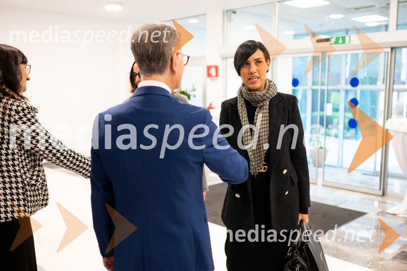  Franjo Bobinac, podpredsednik in generalni direktor za globalni marketing, Hisense International., predsednik Rokometne zveze Slovenije;  Zala Andrina Razinger, sekretariat, Slovenski konzularni zborSrečanje državnega sekretarja Štucina s člani Slovenskega konzularnega zbora