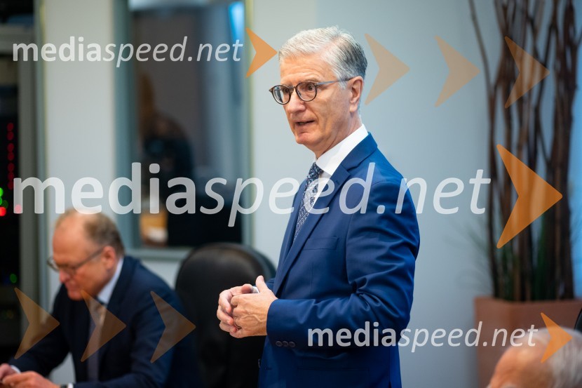  Franjo Bobinac, podpredsednik in generalni direktor za globalni marketing, Hisense International., predsednik Rokometne zveze SlovenijeSrečanje državnega sekretarja Štucina s člani Slovenskega konzularnega zbora