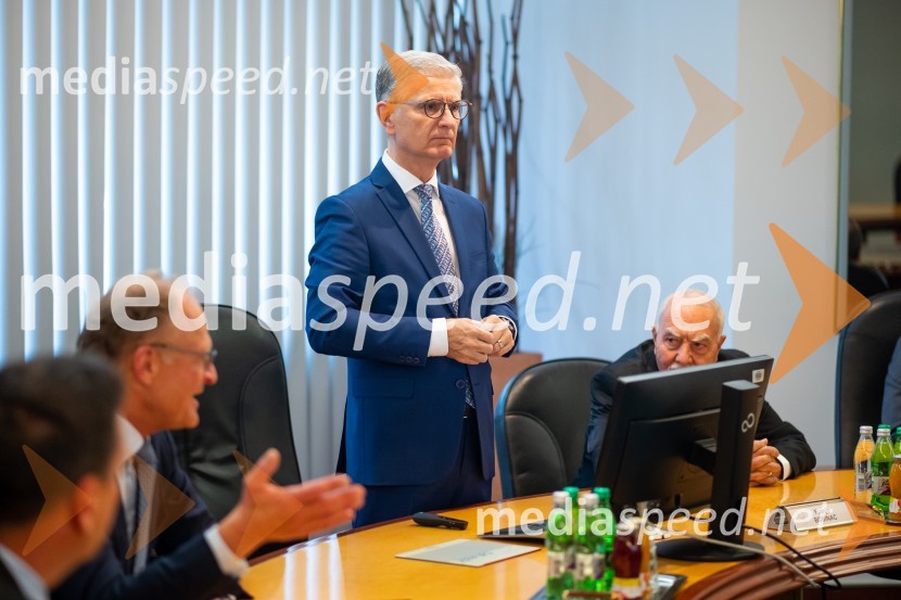  Franjo Bobinac, podpredsednik in generalni direktor za globalni marketing, Hisense International., predsednik Rokometne zveze SlovenijeSrečanje državnega sekretarja Štucina s člani Slovenskega konzularnega zbora