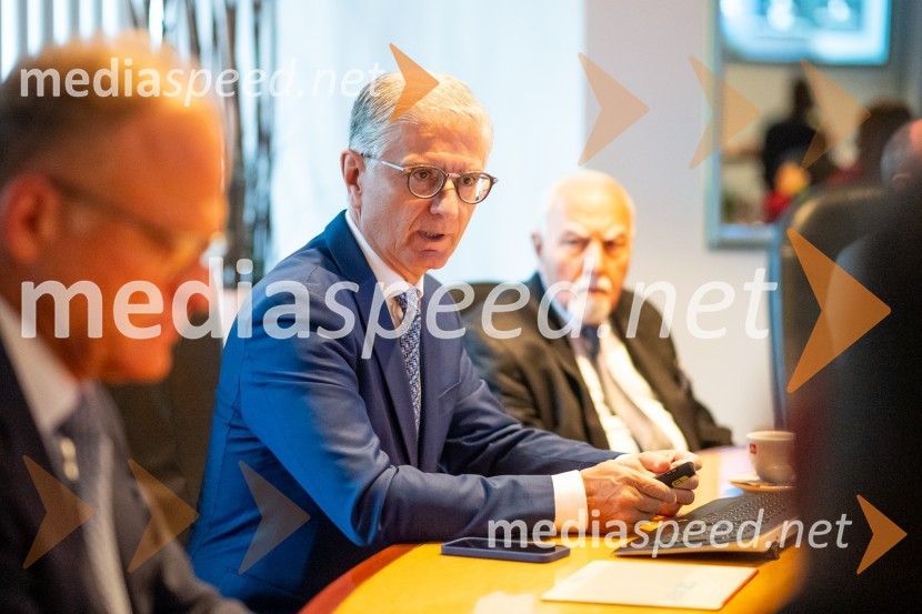  Franjo Bobinac, podpredsednik in generalni direktor za globalni marketing, Hisense International., predsednik Rokometne zveze SlovenijeSrečanje državnega sekretarja Štucina s člani Slovenskega konzularnega zbora